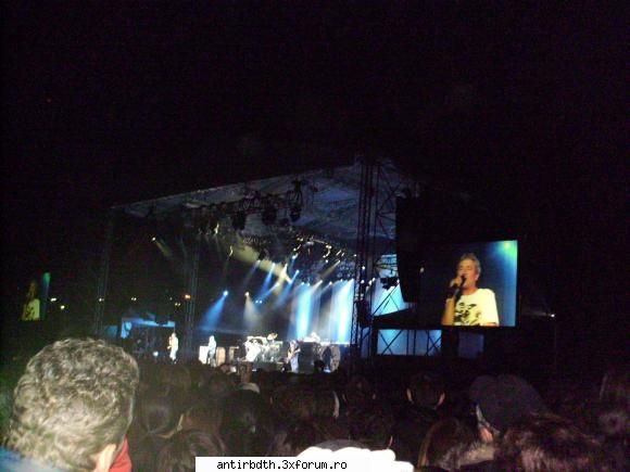 scuzati ca pun pozele de la concert in posturi diferite, dar poate ma invatati si pe mine cum sa pun